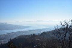 Landschaft der Schweizer Alpen und des Sees Z?rich von Uetliberg stockbild Landschaft der Schweizer Alpen und des Sees Z?rich von Uetliberg stockbild