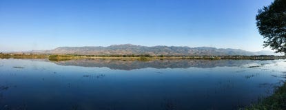 Landschaft von Inle See am sonnigen Tag lizenzfreie stockfotos Landschaft von Inle See am sonnigen Tag lizenzfreie stockfotos
