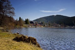 Landschaft von See Titisee und von Stadt von Titisee-Neustadt stockbild Landschaft von See Titisee und von Stadt von Titisee-Neustadt stockbild