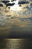 Landschaftsansicht der untergehenden Sonne über dem Meer stockbilder Landschaftsansicht der untergehenden Sonne über dem Meer stockbilder