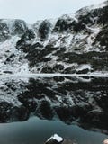 Landschaftsansicht von schneebedeckten Spezies in Karpacz während eines Schneesturmes und eines Blizzards Ansicht des Schneewalde lizenzfreies stockfoto Landschaftsansicht von schneebedeckten Spezies in Karpacz während eines Schneesturmes und eines Blizzards Ansicht des Schneewalde lizenzfreies stockfoto
