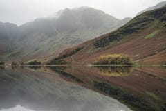 Landschaftsbild Stuning Autumn Fall von See Buttermere in See D stockfotografie Landschaftsbild Stuning Autumn Fall von See Buttermere in See D stockfotografie