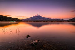 Landschaftsbild von Mt Fuji über See Kawaguchiko bei Sonnenaufgang in Fujikawaguchiko, Japan lizenzfreie stockfotos Landschaftsbild von Mt Fuji über See Kawaguchiko bei Sonnenaufgang in Fujikawaguchiko, Japan lizenzfreie stockfotos