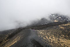 Landschap, lavagebieden en kraters van MT Zet de vulkaan van Etna in actie op royalty-vrije stock foto Landschap, lavagebieden en kraters van MT Zet de vulkaan van Etna in actie op royalty-vrije stock foto