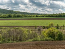 Landschap met Landbouwgebieden en Groene Gebieden op Sunny Day met Bewolkte Hemel stock foto's Landschap met Landbouwgebieden en Groene Gebieden op Sunny Day met Bewolkte Hemel stock foto's