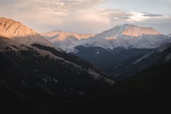 Landschap, zonsondergangmening bij Onafhankelijkheidspas dichtbij Esp, Colorado stock foto Landschap, zonsondergangmening bij Onafhankelijkheidspas dichtbij Esp, Colorado stock foto