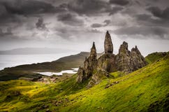 Landschapsmening van de Oude Mens van Storr-rotsvorming, Schotland stock afbeeldingen Landschapsmening van de Oude Mens van Storr-rotsvorming, Schotland stock afbeeldingen