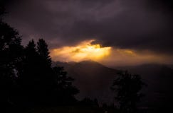 landskap av morgonsol-strålar på det himalayan berget med skinande snö royaltyfria bilder landskap av morgonsol-strålar på det himalayan berget med skinande snö royaltyfria bilder