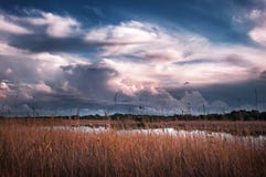 Landskap för molnig himmel Solnedgång på sjöängarna av den Kalkan sidan till och med vasserna royaltyfria bilder Landskap för molnig himmel Solnedgång på sjöängarna av den Kalkan sidan till och med vasserna royaltyfria bilder