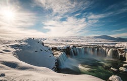 Landskap Godafoss vattennedgång på vintern i Island med ljust solljus royaltyfria bilder Landskap Godafoss vattennedgång på vintern i Island med ljust solljus royaltyfria bilder