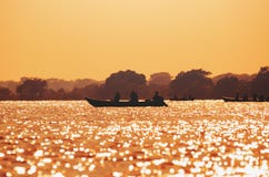 Landskap på solnedgången av fartyg med fiskare som fiskar på Pantanal arkivfoto Landskap på solnedgången av fartyg med fiskare som fiskar på Pantanal arkivfoto