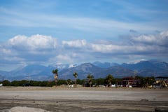 Landskapet av den lilla medelhavs- staden Gazipasha med stranden gömma i handflatan royaltyfri bild Landskapet av den lilla medelhavs- staden Gazipasha med stranden gömma i handflatan royaltyfri bild