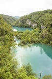 Landskapet av två ake och berg på Plitvice sjöar parkerar royaltyfria foton Landskapet av två ake och berg på Plitvice sjöar parkerar royaltyfria foton