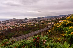 Landskapsikt ?ver madeirakusten, skott fr?n botaniska tr?dg?rden, Funchal, Portugal arkivbilder Landskapsikt ?ver madeirakusten, skott fr?n botaniska tr?dg?rden, Funchal, Portugal arkivbilder