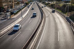Landstraßenasphalt-Zweiwegstraße mit Autos und LKWs stockfotografie Landstraßenasphalt-Zweiwegstraße mit Autos und LKWs stockfotografie