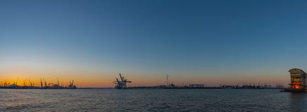 Landungsstadium und der Hafen in Hamburg- - Hamburg-Hafen lizenzfreie stockbilder Landungsstadium und der Hafen in Hamburg- - Hamburg-Hafen lizenzfreie stockbilder