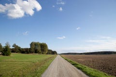 Landweg blauwe hemel stock foto Landweg blauwe hemel stock foto