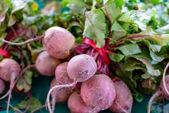 Landwirtmarkt in Nafplio, Griechenland, neue Ernte des roten Rote-Bete-Wurzeln Gem?se-, neuem und gesundembiologischen lebensmitt stockfotografie Landwirtmarkt in Nafplio, Griechenland, neue Ernte des roten Rote-Bete-Wurzeln Gem?se-, neuem und gesundembiologischen lebensmitt stockfotografie