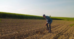 Landwirtschaftliches Werkzeug hackt Feld Landwirtschaftliches Werkzeug hackt Feld