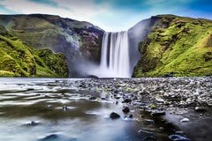 Lange Belichtung berühmten Skogafoss-Wasserfalls in Island an der Dämmerung stockbild Lange Belichtung berühmten Skogafoss-Wasserfalls in Island an der Dämmerung stockbild