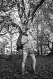 Langhaariger Mann, der in einem Herbstpark aufwirft lizenzfreies stockfoto Langhaariger Mann, der in einem Herbstpark aufwirft lizenzfreies stockfoto