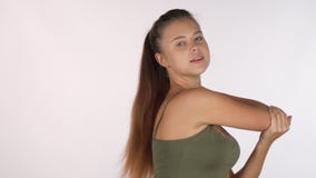 Langharige geschiktheidsvrouw die haar wapens uitrekken vóór training stock videobeelden Langharige geschiktheidsvrouw die haar wapens uitrekken vóór training stock videobeelden