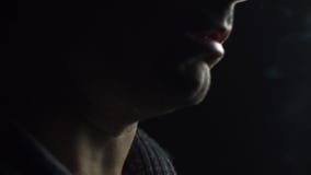 Langsam moushen, bemannen Sie Husten von der Zigarette stock footage Langsam moushen, bemannen Sie Husten von der Zigarette stock footage