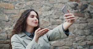 Langzame motie die van mooi meisje selfie in openlucht met smartphonecamera neemt stock footage Langzame motie die van mooi meisje selfie in openlucht met smartphonecamera neemt stock footage