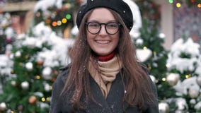 LANGZAME MOTIE: Jonge vrouwen blazende sneeuw Jonge vrouwen blazende sneeuw Portret van het leuke jonge vrouw blazen op sneeuw in stock videobeelden LANGZAME MOTIE: Jonge vrouwen blazende sneeuw Jonge vrouwen blazende sneeuw Portret van het leuke jonge vrouw blazen op sneeuw in stock videobeelden