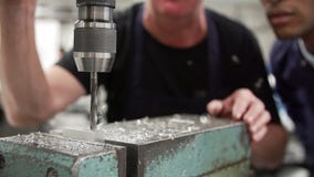 Langzame Motieopeenvolging van Ingenieur Drilling Metal stock videobeelden Langzame Motieopeenvolging van Ingenieur Drilling Metal stock videobeelden