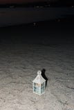 Lanterna branca na costa na noite Estar na areia imagens de stock Lanterna branca na costa na noite Estar na areia imagens de stock