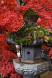 Lanterna de pedra tradicional japonesa coberta com o musgo fotos de stock Lanterna de pedra tradicional japonesa coberta com o musgo fotos de stock