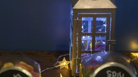 Lanterna della decorazione della Tabella di nozze con le luci fotografia stock libera da diritti Lanterna della decorazione della Tabella di nozze con le luci fotografia stock libera da diritti