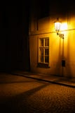 Lanterna velha que ilumina uma rua medieval do corredor escuro na noite em Praga, República Checa Baixa foto chave fotografia de stock Lanterna velha que ilumina uma rua medieval do corredor escuro na noite em Praga, República Checa Baixa foto chave fotografia de stock