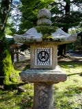 Lanterne en pierre avec le logo de deux oiseaux dans l'amour au temple de Tamukeyama Hachimangu ? Nara, Japon photo stock Lanterne en pierre avec le logo de deux oiseaux dans l'amour au temple de Tamukeyama Hachimangu ? Nara, Japon photo stock