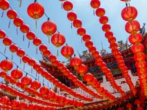 Lanterne rosse cinesi che appendono al tempio di Thean Hou in Kuala Lumpur fotografie stock libere da diritti Lanterne rosse cinesi che appendono al tempio di Thean Hou in Kuala Lumpur fotografie stock libere da diritti