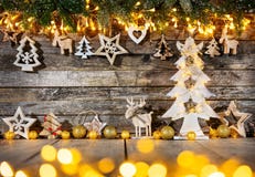 Lantlig bakgrund för jul med trägarnering royaltyfri bild Lantlig bakgrund för jul med trägarnering royaltyfri bild