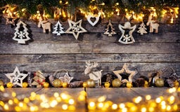 Lantlig bakgrund för jul med trägarnering arkivfoto Lantlig bakgrund för jul med trägarnering arkivfoto