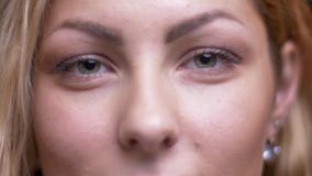 Lanzamiento del primer de la cara femenina del caucásico rubio atractivo adulto con los ojos que son cerrados y que se abren y q metrajes Lanzamiento del primer de la cara femenina del caucásico rubio atractivo adulto con los ojos que son cerrados y que se abren y q metrajes
