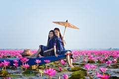 Laos kvinnor i blommalotusblommasjön, kvinna som bär traditionellt thailändskt folk, röda Lotus Sea UdonThani Thailand arkivbilder Laos kvinnor i blommalotusblommasjön, kvinna som bär traditionellt thailändskt folk, röda Lotus Sea UdonThani Thailand arkivbilder