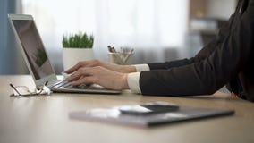 Lap-top ανοίγματος γυναικών στα στοιχεία τύπων και κλείσιμο του, αναπροσαρμογή βάσεων δεδομένων, τέλος της εργασίας φιλμ μικρού μήκους Lap-top ανοίγματος γυναικών στα στοιχεία τύπων και κλείσιμο του, αναπροσαρμογή βάσεων δεδομένων, τέλος της εργασίας φιλμ μικρού μήκους