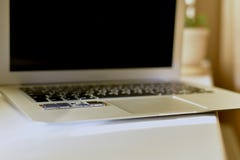 Lap-top ανοικτό στην επιφάνεια εργασίας διαγωνίως στοκ φωτογραφία με δικαίωμα ελεύθερης χρήσης Lap-top ανοικτό στην επιφάνεια εργασίας διαγωνίως στοκ φωτογραφία με δικαίωμα ελεύθερης χρήσης