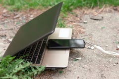 Lap-top και smartphone κατά τη διάρκεια του μεσημεριανού γεύματος Η ισχυρή συσκευή απορροφά την ξεπερασμένη συσκευή Αφαίρεση στοκ φωτογραφία με δικαίωμα ελεύθερης χρήσης Lap-top και smartphone κατά τη διάρκεια του μεσημεριανού γεύματος Η ισχυρή συσκευή απορροφά την ξεπερασμένη συσκευή Αφαίρεση στοκ φωτογραφία με δικαίωμα ελεύθερης χρήσης