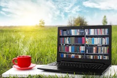 Lap-top και φλυτζάνι του καυτού καφέ στη γραφική φύση υποβάθρου, υπαίθριο γραφείο Έννοια βιβλιοθηκών EBook Κατάστημα βιβλίων Διαδ στοκ εικόνες Lap-top και φλυτζάνι του καυτού καφέ στη γραφική φύση υποβάθρου, υπαίθριο γραφείο Έννοια βιβλιοθηκών EBook Κατάστημα βιβλίων Διαδ στοκ εικόνες