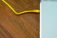 Lap-top που συνδέεται με το καλώδιο ethernet στοκ φωτογραφίες Lap-top που συνδέεται με το καλώδιο ethernet στοκ φωτογραφίες