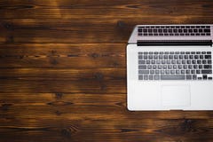 Lap-top στην ξύλινη τοπ άποψη υποβάθρου στοκ εικόνα Lap-top στην ξύλινη τοπ άποψη υποβάθρου στοκ εικόνα