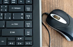Lap-top στον ξύλινο πίνακα στοκ εικόνα με δικαίωμα ελεύθερης χρήσης Lap-top στον ξύλινο πίνακα στοκ εικόνα με δικαίωμα ελεύθερης χρήσης