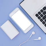 Lap-top, τηλέφωνο, ακουστικά και τράπεζα δύναμης σε ένα μπλε υπόβαθρο Επίπεδος βάλτε τη σύνθεση και τοποθετήστε για το κείμενο Το στοκ εικόνες Lap-top, τηλέφωνο, ακουστικά και τράπεζα δύναμης σε ένα μπλε υπόβαθρο Επίπεδος βάλτε τη σύνθεση και τοποθετήστε για το κείμενο Το στοκ εικόνες