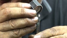 Halar Salvación Hobart Lapidario Está Cortando Diamantes. Cerrar La Mano De Diamante De Corte. Grabación De Macros. Bucle De Diamante Con Aspecto Lapidar Almacen De Video - Vídeo de color, macro: 193072759 Halar Salvación Hobart Lapidario Está Cortando Diamantes. Cerrar La Mano De Diamante De Corte. Grabación De Macros. Bucle De Diamante Con Aspecto Lapidar Almacen De Video - Vídeo de color, macro: 193072759