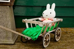 Lapin de jouet dans le chariot image libre de droits Lapin de jouet dans le chariot image libre de droits